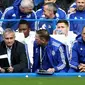 Manajer Chelsea, Jose Mourinho (dua dari kiri), saat mendampingi anak asuhnya bersua Aston Villa, di Stadion Stamford Bridge, Sabtu (18/10/2015).  (AFP PHOTO / Justin Tallis) 