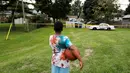 Seorang anak berdiri tak jauh dari lokasi penyerangan dengan busur panah di kawasan Scarborough, Toronto, Kanada, Kamis (25/8). Insiden penyerangan tersebut mengakibatkan tiga orang tewas karena luka yang dipicu oleh anak panah. (REUTERS/Mark Blinch)