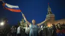 Suporter Rusia berpesta merayakan keberhasilan negaranya mengalahkan Spanyol pada laga 16 besar Piala Dunia di Moskow, Minggu (1/7/2018). Rusia untuk pertama kalinya lolos ke babak perempatfinal. (AFP/Alexander Zemlianichenko)