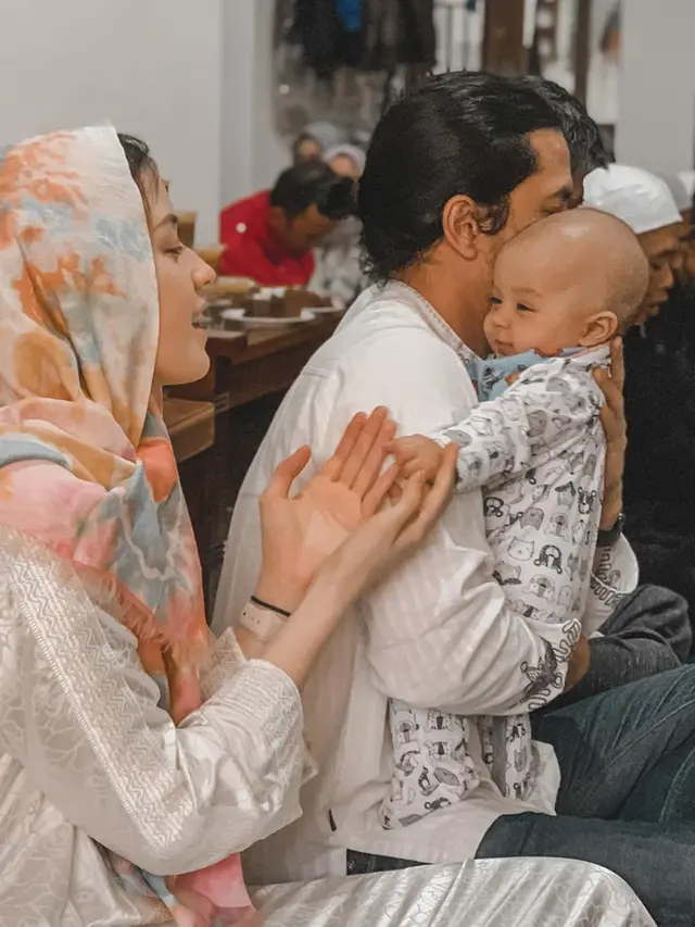 6 Potret Aqiqah Anak Kimberly Rider, Tingkah Rayden Bikin Gemas
