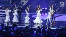 Grup Band Armada dan Bintang Pantura hibur penonton pada perayaan HUT Indosiar ke-23 di Jakarta Convention Center (JCC), Kamis (11/1). Mereka berkolaborasi membawakan lagu membawakan lagu Pergi Pagi Pulang Pagi. (Liputan6.com/Helmi Fithriansyah)