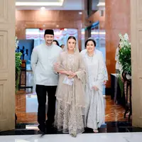 Pengajian berlangsung secara intimate pada Rabu kemarin. Nabila tampak anggun memakai busana modest nuansa nude yang selaras dengan dekorasi pengajiannya. [@t_orasudi_ro/@deaantys].