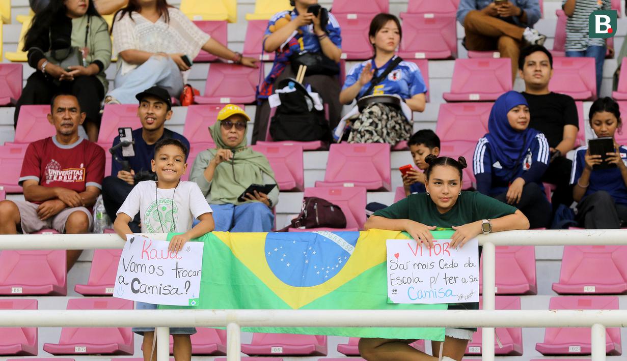 <p>Suporter Timnas Brasil U-17 hadir mendukung timnya saat melawan Timnas Ekuador U-17 dalam pertandingan babak 16 Besar Piala Dunia U-17 di Stadion Manahan, Solo, Senin (20/11/2023). (Bola.com/Arief Bagus)</p>