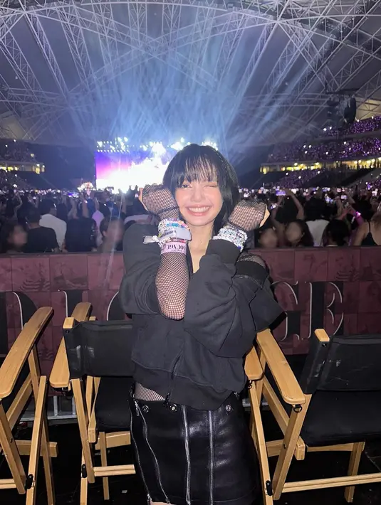 Lisa BLACKPINK mengenakan Ziper Upside Down Hoodie Beat Unbeaten seharga Rp471ribuan. Jaket ini melapisi long sleeve berjaring dan bra hitam. [@lalalalisa_m]