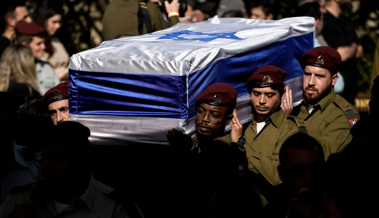 Eizenkot dan Gantz yang juga mantan panglima militer, bergabung dengan pemerintahan Perdana Menteri Benjamin Netanyahu tak lama setelah serangan mematikan Hamas pada 7 Oktober yang memicu serangan udara, darat, dan laut Israel di Jalur Gaza, Palestina. (AP Photo/Leo Correa)