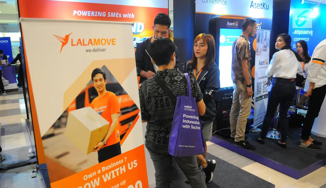 Pengunjung mengunjungi salah satu stan pameran ivent Mekari di Jakarta, Kamis (25/4). Bank Mandiri berharap dapat memperkuat kapasitas UKM khususnya digital banking yang bisa memberikan kemudahan transaksi dan efisiensi usaha. (Liputan6.com/Angga Yuniar)