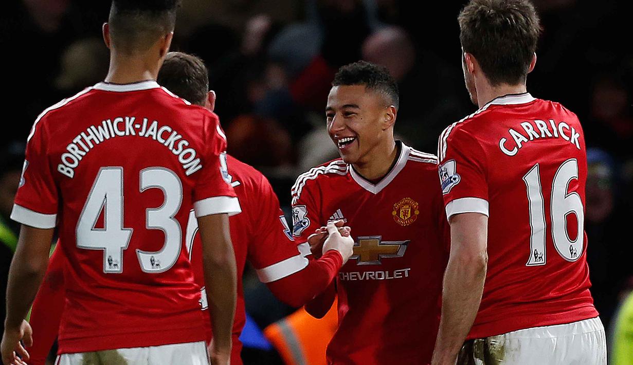 Pemain Manchester United, Jesse Lingard (tengah) merayakan golnya ke gawang Chelsea pada lanjutan Liga Premier Inggris di Stadion Stamford Bridge, London, Senin (8/2/2016) dini hari WIB.   (AFP/Ian Kington)