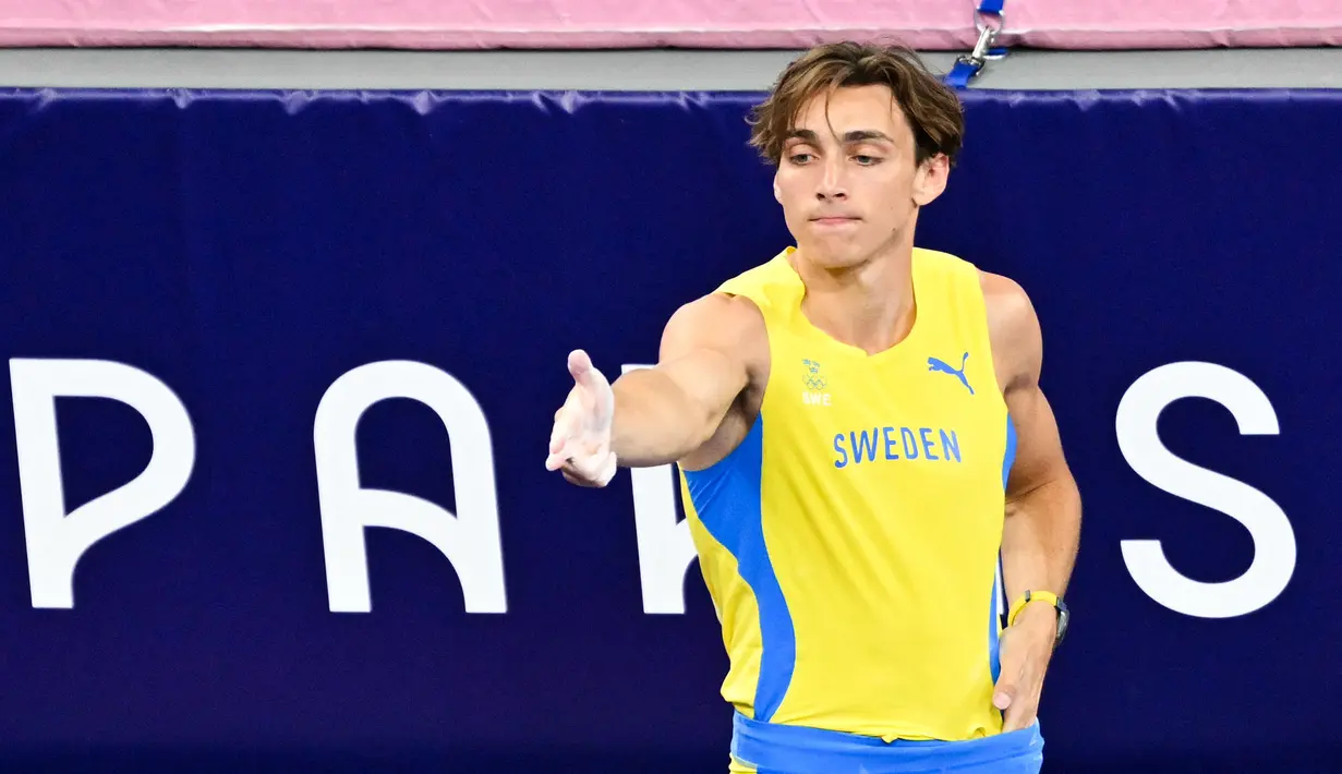 Atlet lompat galah Swedia, Armand Duplantis melakukakn selebrasi dengan menirukan gaya penembak Turki, Yusuf Dikec saat memastikan medali emas cabang olahraga lompat galah Olimpiade Paris 2024 di Stade de France, Paris, Prancis, Senin (05/08/2024) waktu setempat. (AFP/Andrej Isakovic)