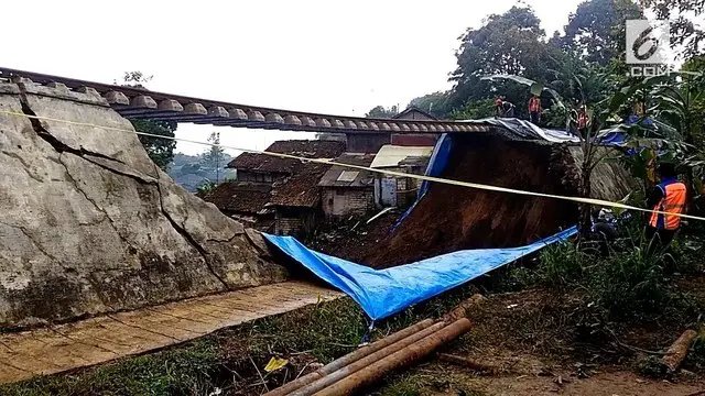 Pasca longsor, rel kereta api jurusan Bogor-Sukabumi yang ambruk mulai diperbaiki.