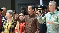 Presiden RI Joko Widodo didampingi Ibu Negara Iriana dan PM Singapura Lee Hsien Loong dan istrinya Ho Ching menyaksikan manuver F16 Angkatan Udara Singapura dan F16 TNI-AU di Marina Bay Cruise Center di Singapura, Kamis (7/9). (AFP Photo/Roslan Rahman)
