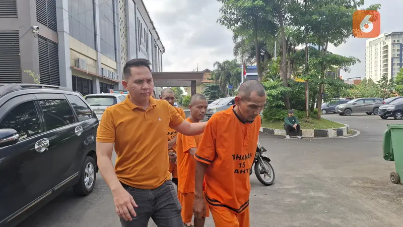 Para tersangka pencuri outdoor AC yang beraksi puluhan kali di Bandar Lampung digiring polisi ke ruang tahanan. Foto : (Liputan6.com/Ardi).