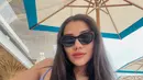 Menikmati waktu santainya, Aaliyah yang cantik mengenakan tanktop biru ini semakin elegan dengan kacamata hitam serta rambut panjangnya yang terurai. (Liputan6.com/IG/@aaliyah.massaid)