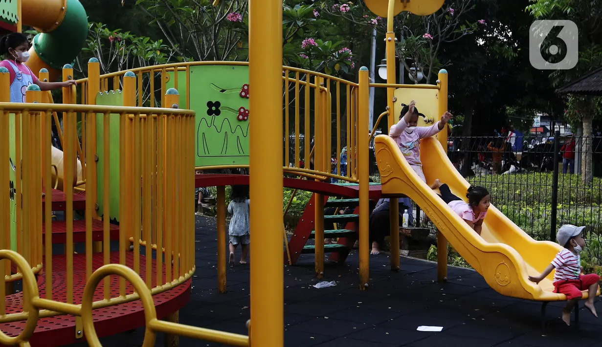 Anak-anak bermain di RPTRA Bhineka Jakarta Selatan, Sabtu (30/7/2022). Selain menjadi alternatif mengisi libur bersama keluraga, taman juga menjadi ruang bagi warga untuk berinteraksi sosial sekaligus mengeduksi anak untuk bermain bersama teman-teman dengan wahana yang tersedia. (Liputan6.com/Johan Tallo)