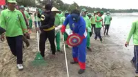 Superhero bersihkan Pantai Kuta