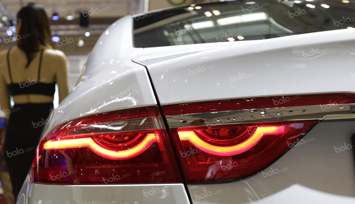 Sedan Jaguar XF ini menjadi andalan terbaru PT Grand Auto Dinamika, selaku Agen Tunggal Pemegang Merek (ATPM) Jaguar di Indonesia, bersaing dengan merk lain. (Bola.com/Arief Bagus)