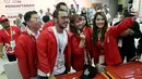 Giring 'Nidji' bersama sejumlah pengurus Partai Solidaritas Indonesia berswafoto ketika mendaftarkan PSI sebagai peserta pemilu 2019 ke KPU, Jakarta, Selasa (10/10). Para pengurus PSI membawa 150 kontainer berkas persyaratan. (Liputan6.com/Johan Tallo)