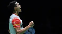 Tunggal putra Indonesia, Jonatan Christie berselebrasi usai mengalahkan Jan O Jorgensen  dari Denmark dalam babak semifinal Jepang Terbuka 2019  di Tokyo (27/7/2019). Jonatan Christie melaju ke final setelah menang 21-14 dan 21-14 atas Jan O Jorgensen. (AFP Photo/Toshifumi Kitamura)