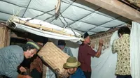 Masyarakat Lingkungan Cungking mengambil kain kafan di makam Buyut Cungking untuk di cuci di sungai (Istimewa)