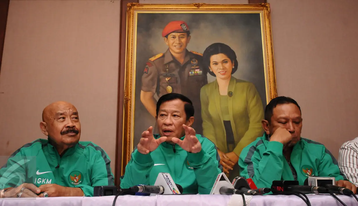 Ketua Komite Pemilihan PSSI, Agum Gumelar (tengah) saat menjelaskan hasil putusan verifikasi di Jakarta, Sabtu (10/9). Salah satu balon ketua umum PSSI yang lolos verifikasi, mantan Panglima TNI Jenderal (purn) Moeldoko.(Liputan6.com/Helmi Fithriansyah)