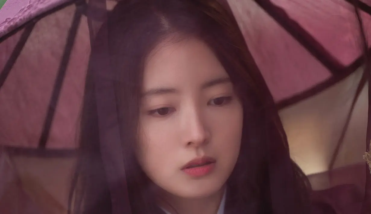 Sebelum time-travel secara misterius di masa sekarang Park Yeon Woo adalah satu-satunya putri Menteri Dalam Negeri yang berharga, yang diam-diam menjalani kehidupan ganda sebagai “butterfly teacher”, yang menjual barang-barang bordir yang dia buat menggunakan keahlian ahlinya. (Foto: Instagram/ mbcdrama_now)