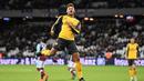 Menit ke-84, The Gunners kembali menambah gol. Kali ini, sebuah tembakan melengkung Alex Oxlade-Chamberlain mengarah tepat di pojok kiri gawang West Ham United. (AFP/Justin Tallis)