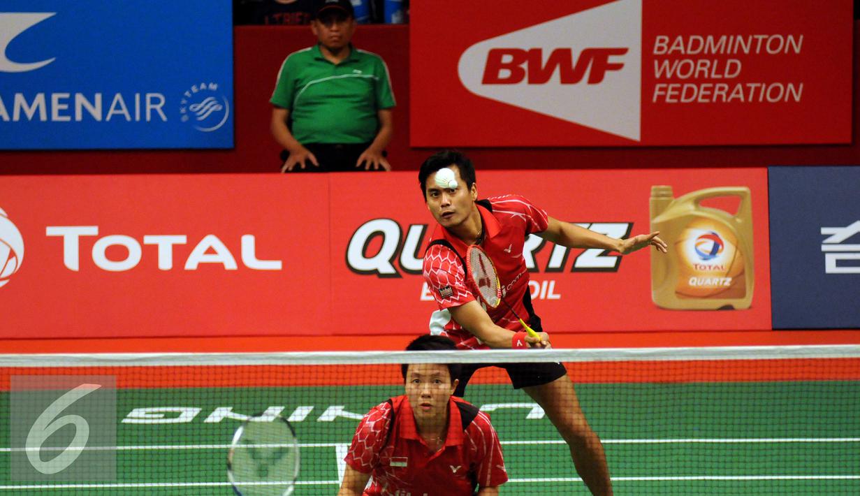 Ganda campuran Indonesia, Tontowi/Liliyana (kanan) mengembalikan bola ke Ko Sung Hyun/Kim Ha Na di Total BWF World Championships 2015 di Istora Senayan, Jakarta, Jumat (14/8/2015). Tontowi/Liliyana unggul 21-8. 21-15. (Liputan6.com/Helmi Fithriansyah)