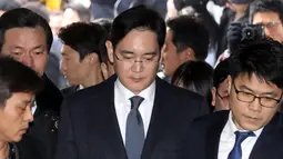 Petinggi Samsung, Lee Jae-yong dituduh memberikan sumbangan untuk yayasan non-profit yang dioperasikan oleh Choi Soon-sil, teman dari Presiden Park, Seoul, Kamis (16/2). (AFP PHOTO / Yonhap)
