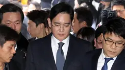 Petinggi Samsung, Lee Jae-yong dituduh memberikan sumbangan untuk yayasan non-profit yang dioperasikan oleh Choi Soon-sil, teman dari Presiden Park, Seoul, Kamis (16/2). (AFP PHOTO / Yonhap)