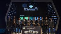 Sejumlah pemain menerima penghargaan Best Eleven Liga 1 di Hotel Mulia, Jakarta, Jumat (22/12/2017). Malam Penghargaan Liga 1 memberi apresiasi kepada sejumlah tokoh sepak bola. (Bola.com/Vitalis Yogi Trisna)