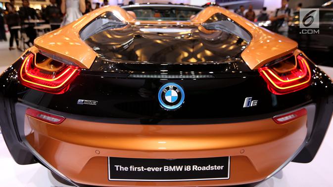Desain bagian belakang mobil BMW i8 Roadster yang diluncurkan pada GIIAS 2018 di ICE BSD City, Tangerang, Kamis (2/8). BMW i8 Roadster hadir dengan sentuhan Accaro dengan pilihan warna ivory white dan black. (Liputan6.com/Fery Pradolo)