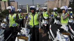 Polisi Wanita (polwan)‎ cantik tampak berjejer di depan gedung DPR untuk menjaga keamanan acara pelantikan Jokowi-JK di depan gedung DPR, Jakarta, (20/10/14). (Liputan6.com/Miftahul Hayat)  