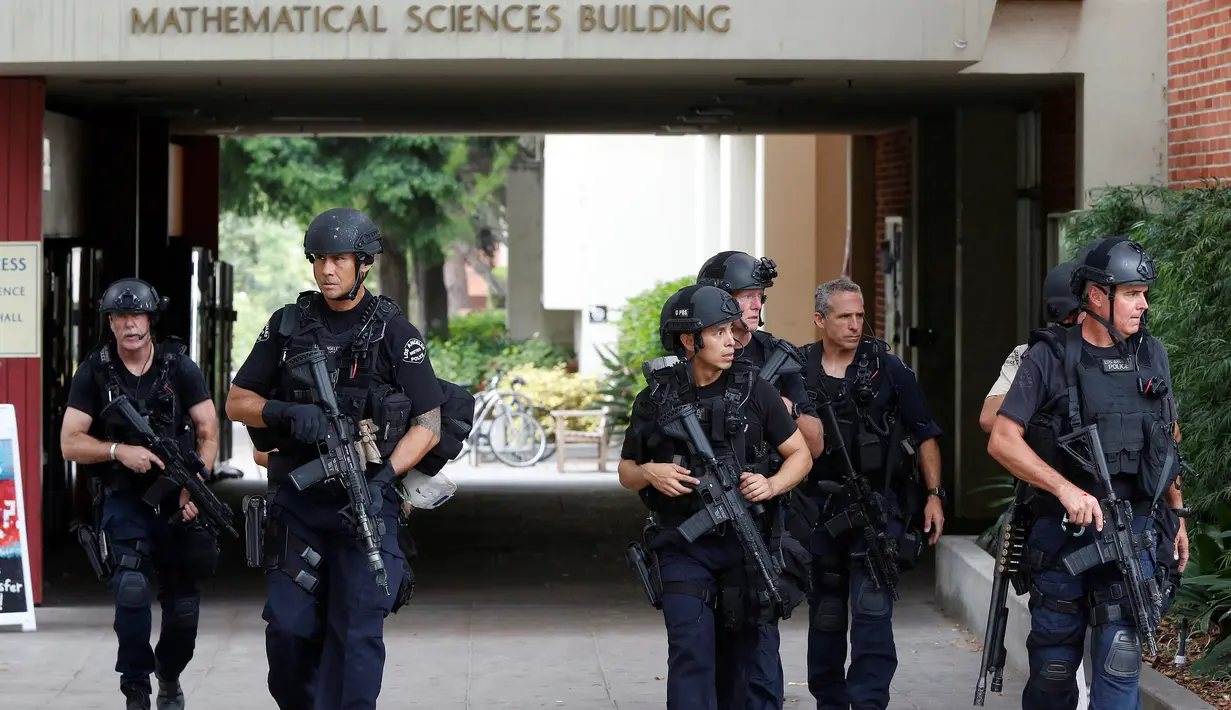Petugas polisi melakukan pencarian menyusul terjadinya penembakan di Universitas California Los Angeles (UCLA), Rabu (1/6). UCLA ditutup sementara setelah terjadi penembakan di satu laboratorium teknik yang menewaskan dua orang. (REUTERS/Patrick T Fallon)