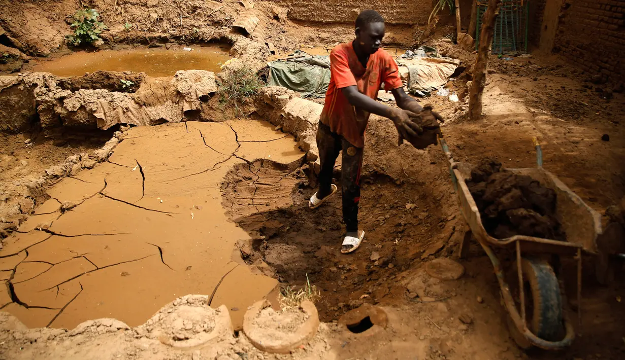 Pekerja mengumpulkan lumpur untuk membuat pot tanah liat di sebuah bengkel tembikar di Khartoum, Sudan, Kamis (27/6/2019). Pot tanah liat tersebut nantinya akan dipajang untuk dijual. (AP Photo/Hussein Malla)