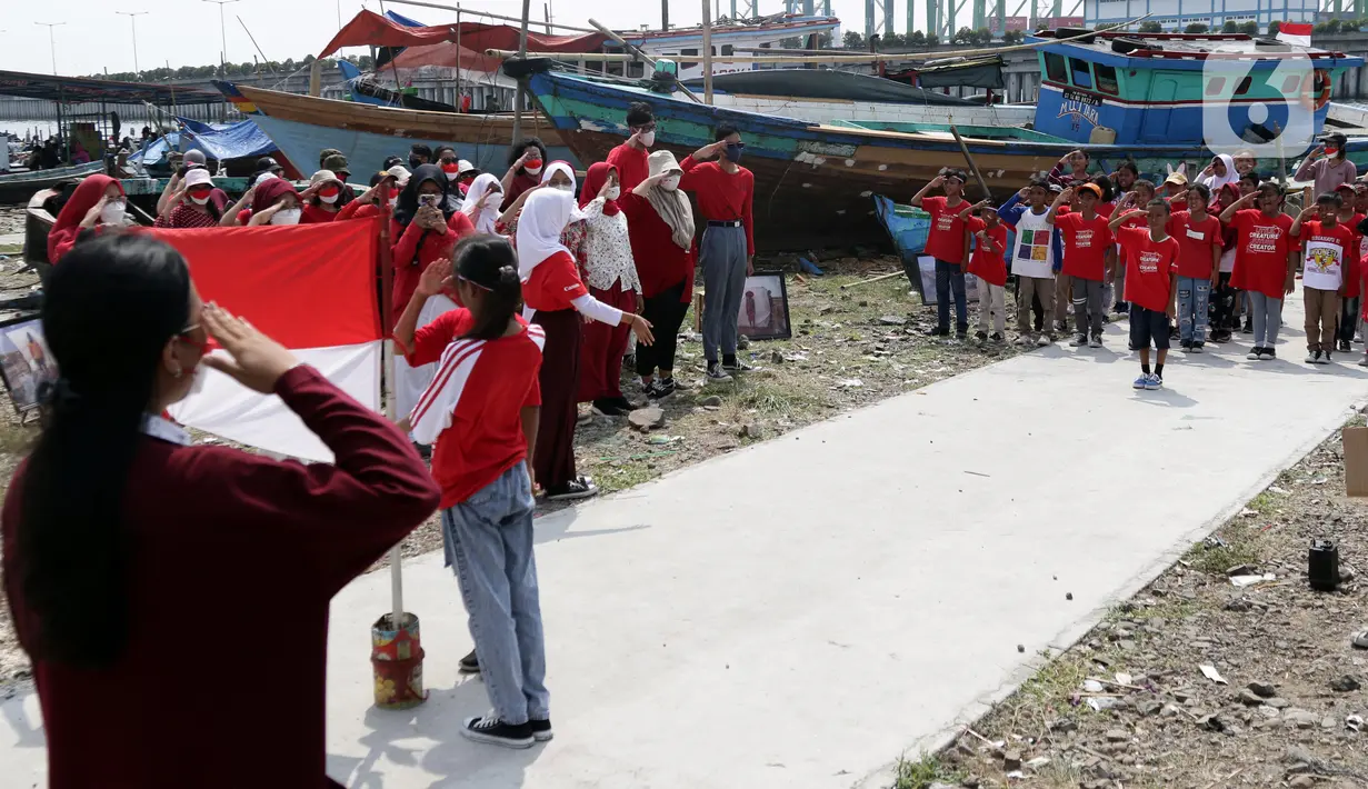 Suasana Upacara Peringatan HUT RI ke-77 di Kawasan Kalibaru Barat, Cilincing, Jakarta, Rabu (17/8/2022). Memperingati Hari Kemerdekaan Indonesia ke-77, anak-anak yang tergabung dalam Kelas Jurnalis Cilik bersama para relawan melaksanakan upacara bendera dan beragam lomba. (Liputan6.com/Helmi Fithriansyah)