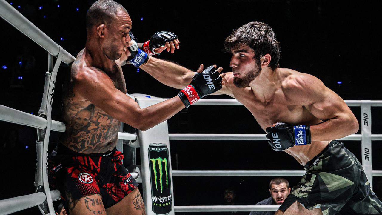 Dzhabir Dzhabrailov menjatuhkan Eduardo Freitas pada detik 20 ronde pertama