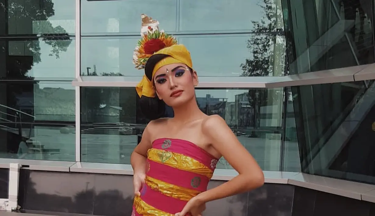 Aktris kelahiran 27 September 2001 ini terlihat anggun saat mengenakan pakaian khas Bali. Kali ini gaya busana adat tradisional sukses membuat wanita asal Jakarta ini bak gadis lokal Bali. (Liputan6.com/IG/@arawindak)