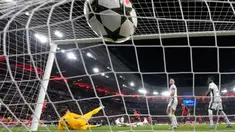 Gawang Inter Milan akhirnya jebol di Liga Champions. Tembok kukuh itu akhirnya runtuh oleh Bayer Leverkusen dalam matchday 6, Rabu dini hari WIB (11/12/2024). (AP Photo/Martin Meissner)