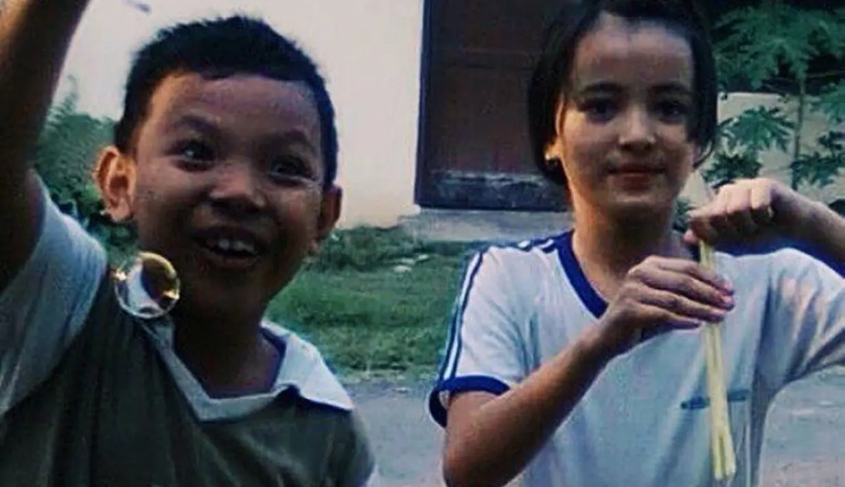 Pelantun lagi Lebih dari Egoku ini pernah bercerita tinggal di Belanda semasa kecil selama 3 tahun. Setelah itu, Mawar kembali ke Indonesia dan menempuh pendidikan sekolah dasar di Indonesia. Momen Mawar bermain bersama temannya ini curi perhatian. (Liputan6.com/IG/mawar_eva)