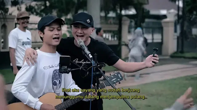 Momen Viral 6 Pengamen Nyanyi di Depan Penyanyi Aslinya, Suara Tak Kalah Merdu