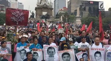 Pendemo menuntut pihak berwajib bertanggung jawab atas hilangnya mahasiswa tahun 2014.