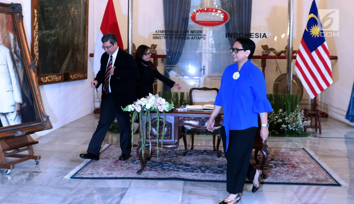 Menteri Luar Negeri RI Retno Marsudi (kanan) bersiap melakukan perbincangan empat mata dengan Menteri Luar Negeri Malaysia, Dato' Saifuddin Abdullah di Gedung Pancasila, Jakarta, Senin (23/7). (Liputan6.com/Helmi Fithriansyah)