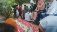 Isteri Presiden RI ke-4 Shinta Nuriyah ziarah kubur di Jombang, Jawa Timur. (Liputan6.com/Dian Kurniawan)