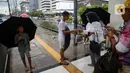 Meski tidak mematok tarif, rata-rata mereka mendapat uang jasa sebesar Rp5.000 untuk sekali antar. (Liputan6.com/Angga Yuniar)