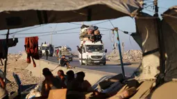 Warga Palestina yang mengungsi bergerak meninggalkan di kota Gaza untuk kembali mencari lokasi perlindungan baru ke wilayah selatan melalui jalan pesisir dekat kamp pengungsi Nuseirat di bagian tengah Jalur Gaza, pada 12 September 2025. (Eyad BABA/AFP)