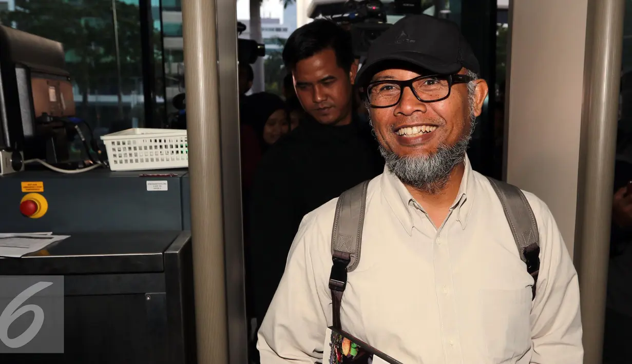 Mantan Wakil Ketua KPK, Bambang Widjojanto saat tiba di Gedung KPK, Jakarta, Kamis (29/9) Bambang mengaku diundang oleh Pimpinan KPK untuk berdiskusi tentang membangun kepercayaan publik. (Liputan6.com/Helmi Afandi) 