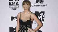 Taylor Swift berpose di karpet merah saat tiba di MTV Europe Music Awards (EMA) 2022 di D&uuml;sseldorf, Jerman, 13 November 2022. (Sascha Schuermann/AFP)