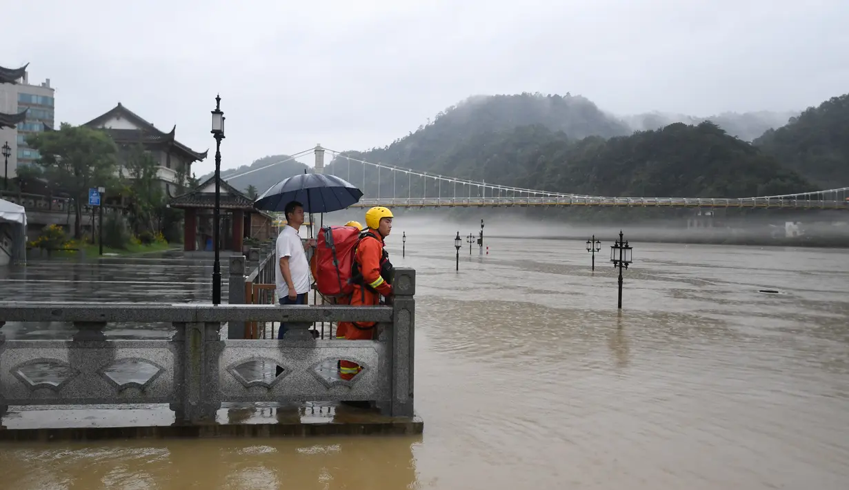 Tim penyelamat bertugas di dekat dermaga yang terendam banjir di Wilayah Tonglu, Provinsi Zhejiang, China timur (8/7/2020). Total 27.397 penduduk di wilayah itu telah dievakuasi. (Xinhua/Huang Zongzhi)