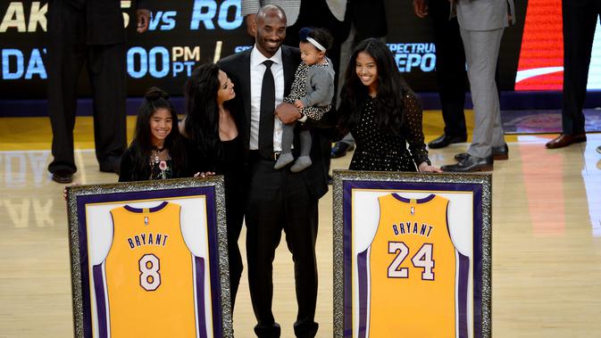Kobe Bryant dengan seragam nomor punggung 8 dan 24 yang dikenakannya selama berkarier bersama LA Lakers. (AFP/Harry How)