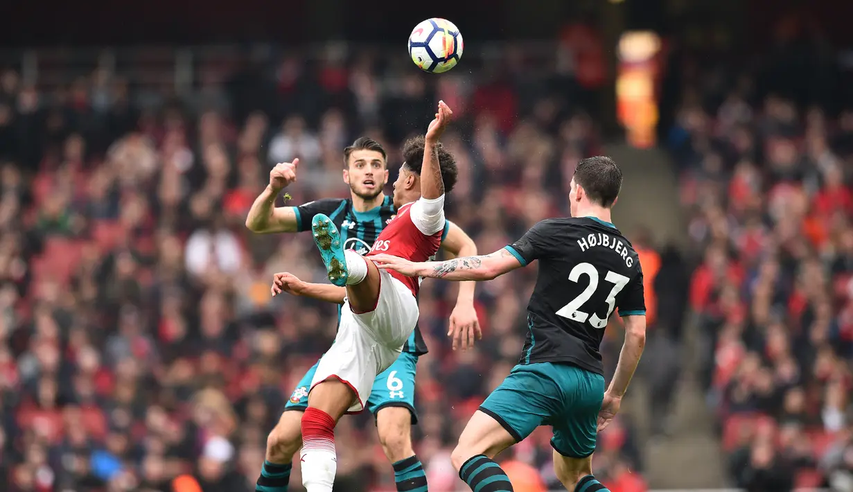Gelandang Arsenal, Reiss Nelson, berusaha membuang bola saat melawan Southampton pada laga Premier League di Stadion Emirates, London, Minggu (8/4/2018). Arsenal menang 3-2 atas Southampton. (AFP/Glyn Kirk)