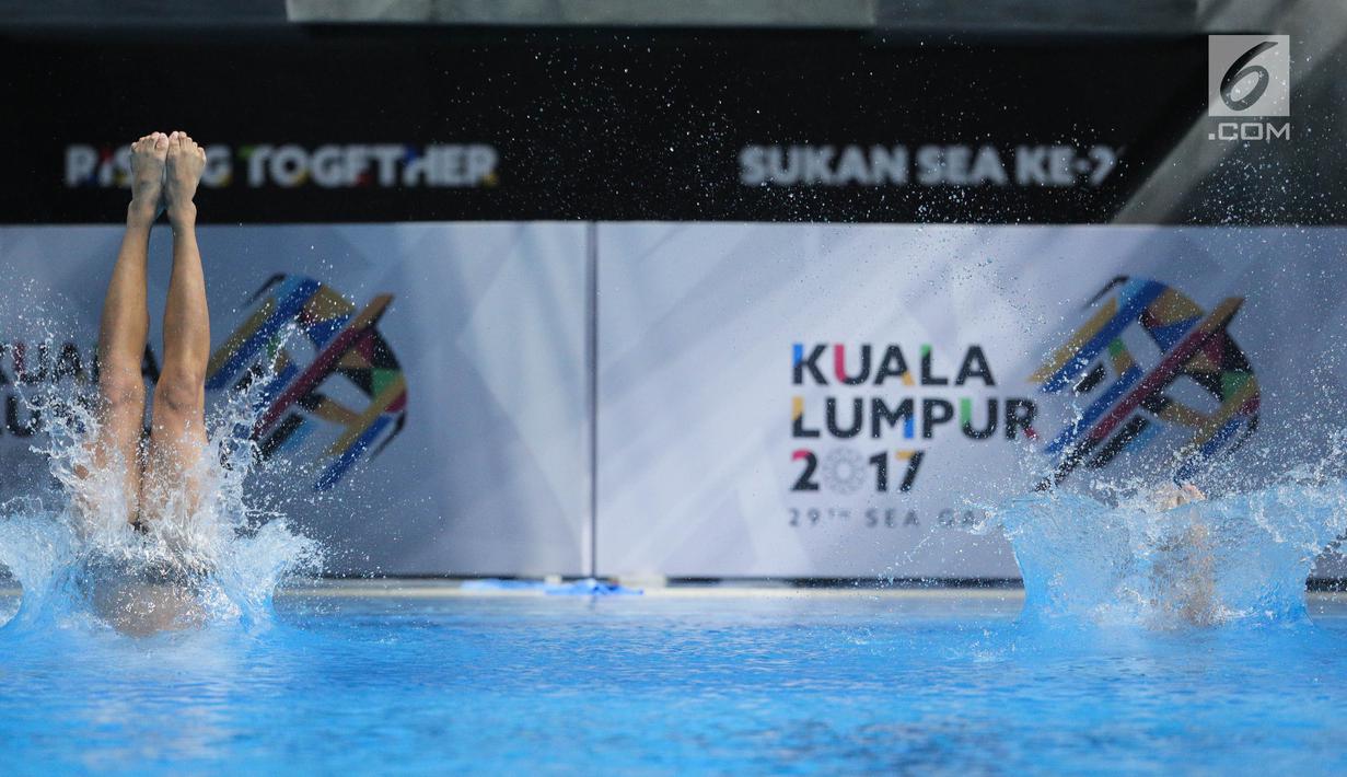 Atlet Loncat Indah Indonesia Andriyan (kiri), Della Dinarsari Harimurti terjun ke air saat berlaga dalam final loncat indah Sea Games 2017, Aquatics Centre, Bukit Jalil, Malaysia, (28/8). (Liputan6.com/Faizal Fanani)